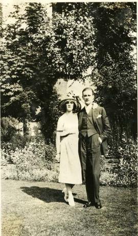 Eileen Molyneux and Clifton Webb stood in a garden