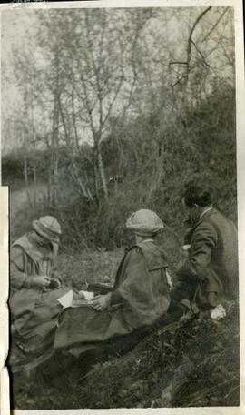 Dola, Muriel and Edward Molyneux at a roadside picnic